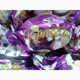 Чернослив в шоколаде. шоколадные конфеты в ассортименте от производителя