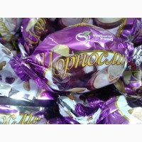 Чернослив в шоколаде. шоколадные конфеты в ассортименте от производителя