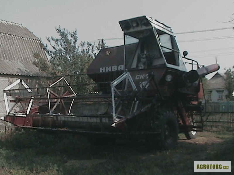 Уборка урожая комбайнами нива