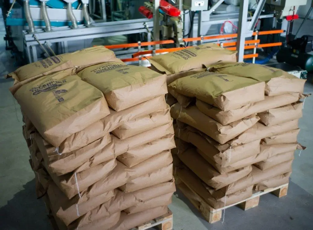 Дозування та пакування у паперови мішки 5 кг, 10 кг та 25кг зернових, бобових, олійних