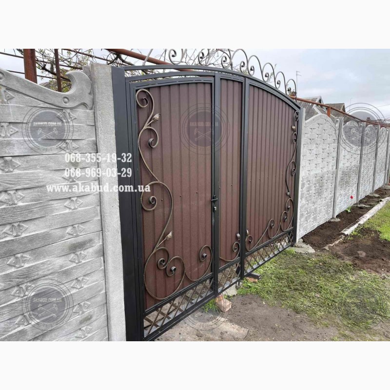 Фото 7. Распашные ворота из профлиста с бетонным забором